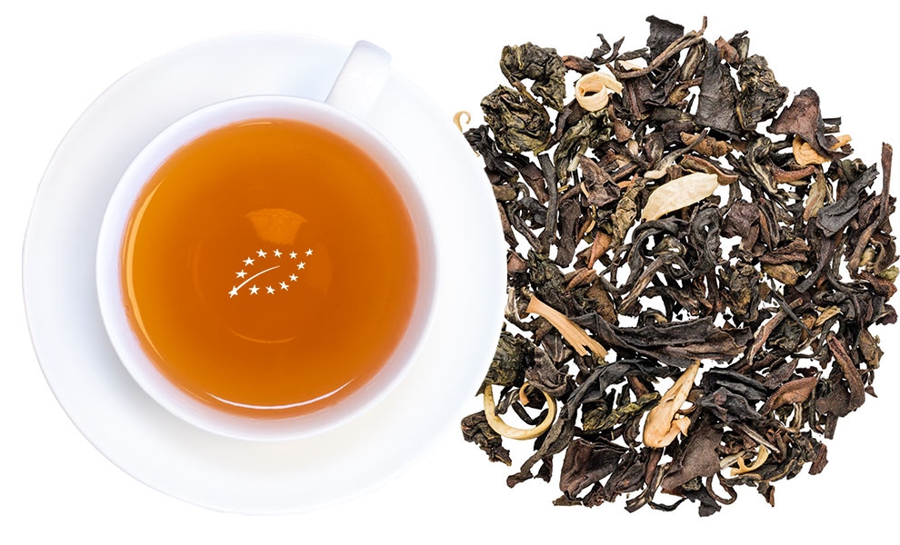 Weiße Tasse Schwarztee neben losem Blatttee, Tee, Teeblätter, Kupa, Kräutertee,  losele