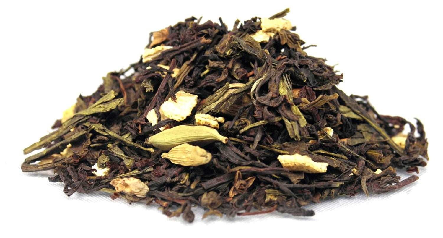 Nahaufnahme von losem Gewürztee mit Kardamom und Ingwerstück, Tee, Loose-Leaf, Schwarztee, Kräuterstückchen, Kamelierte Blätter