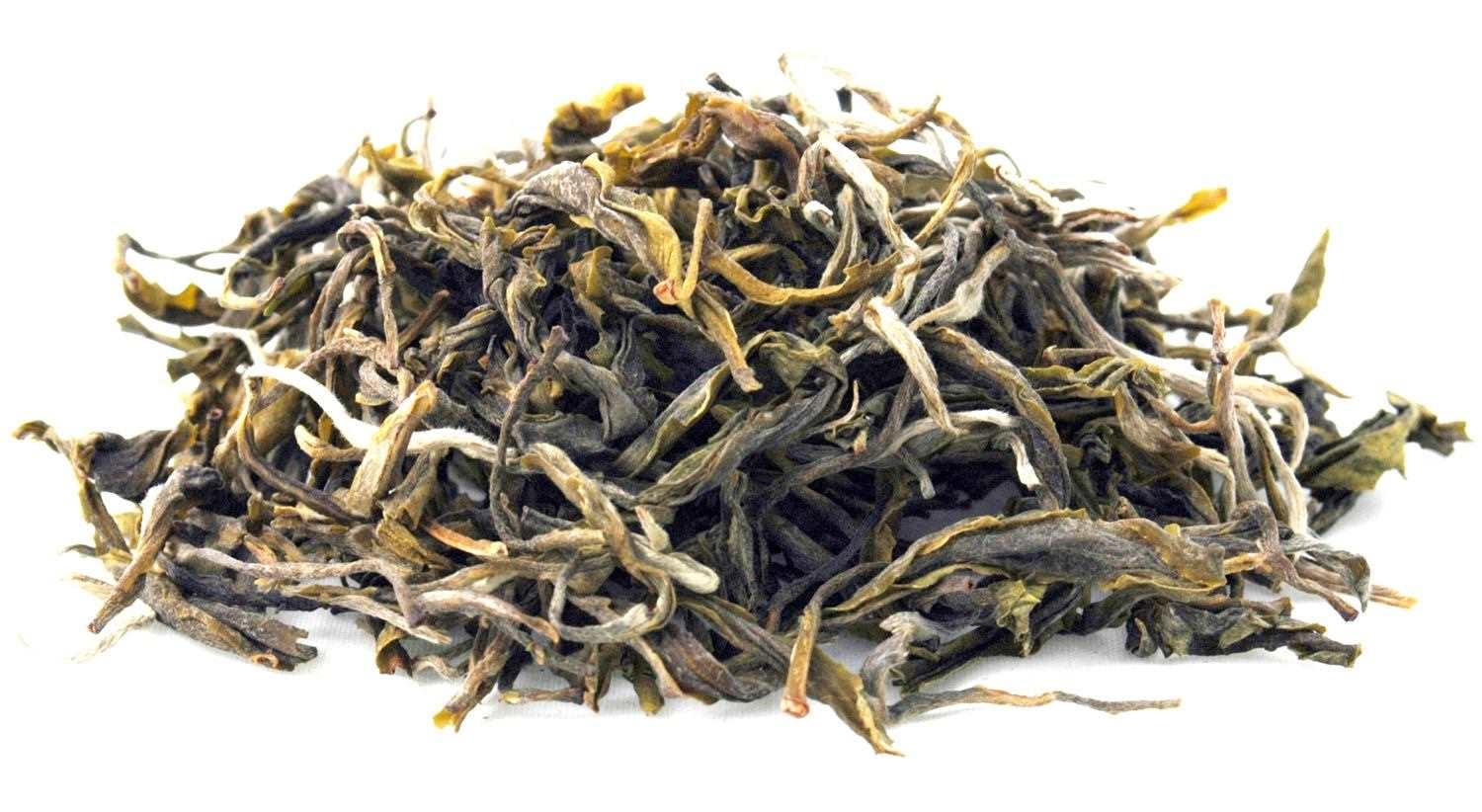 Haufen loser grüner Teeblätter, Oolong-Tee, Tee-Blätter, seltene Blätter, getrocknet, Kalter Tee