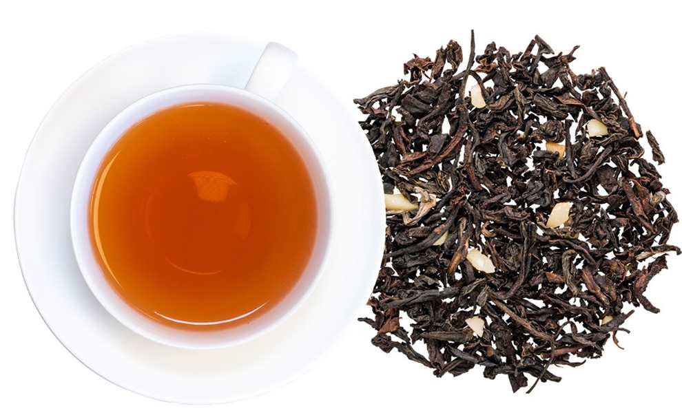 Weiße Tasse Schwarztee neben losen Teeblättern, Tea, Schwarzer Tee, Lose Teeblätter, Aufgießen, Tasse