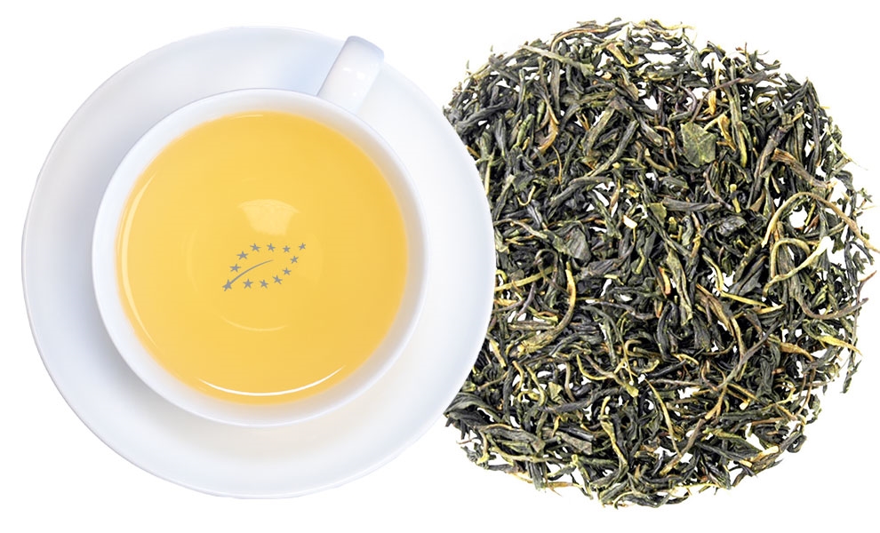 Weiße Tasse mit grünem Tee und losen Teeblättern, tee, grüner tee, tee-blätter, loser tee, tasse