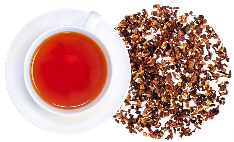 Weiße Tasse mit Rooibostee und losem Rooibostee daneben, tee, tasse, teegetränk, rohmaterial, rauchig-braun