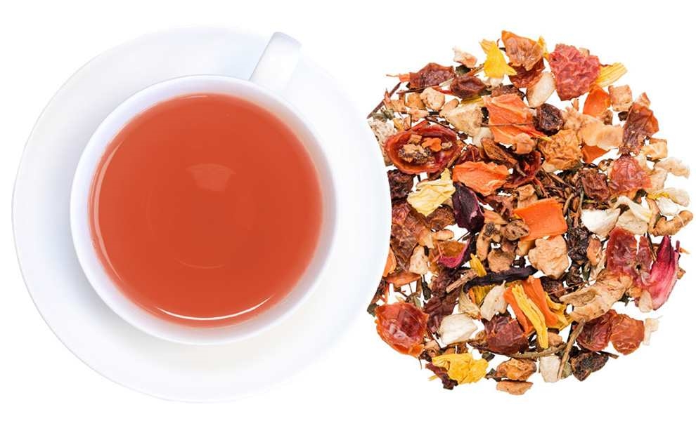 Weiße Tasse mit rotem Früchtetee und loser Mischung, tee, mittee, früchtetee, teegetreide, aufguss