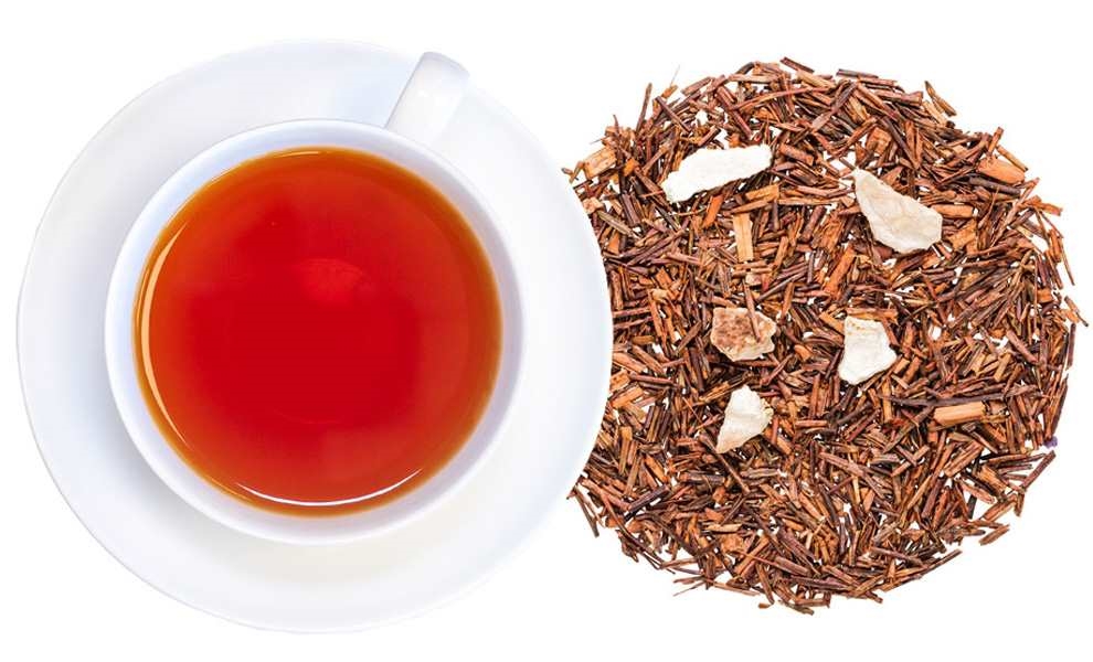Weiße Tasse Rooibostee neben losem Rooibostee, Rooibos, Tee, Teebeutel, Kakaonase?, Zeremonie?