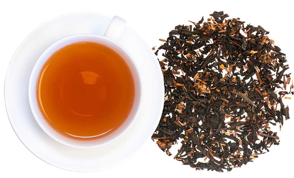Weiße Tasse mit Schwarzem Tee und losen Teeblättern, Tee, Schwarzer Tee, Lose Blätter, Teetasse, Aufguss/Brühtee