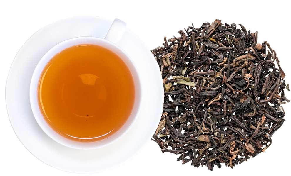 Weiße Tasse mit schwarzem Tee und losen Teeblättern, Tee, Schwarzer Tee, Lose Blätter, Aufguss-Tee, Tässchen Tee