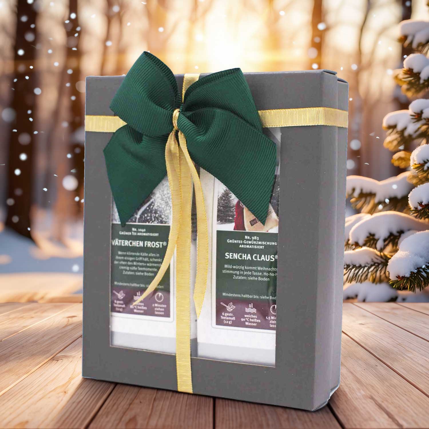 Geschenkverpacktes Weihnachtsteeset mit grüner und goldener Schleife auf einem Holztisch, Schnee im Hintergrund, Geschenkset, Tee-Set, Frost-Box, große Box, Grüner Ribbon, Tee-Geschenkset, Geschenkbox, Grüntee, Weihnachtstee, Schleife