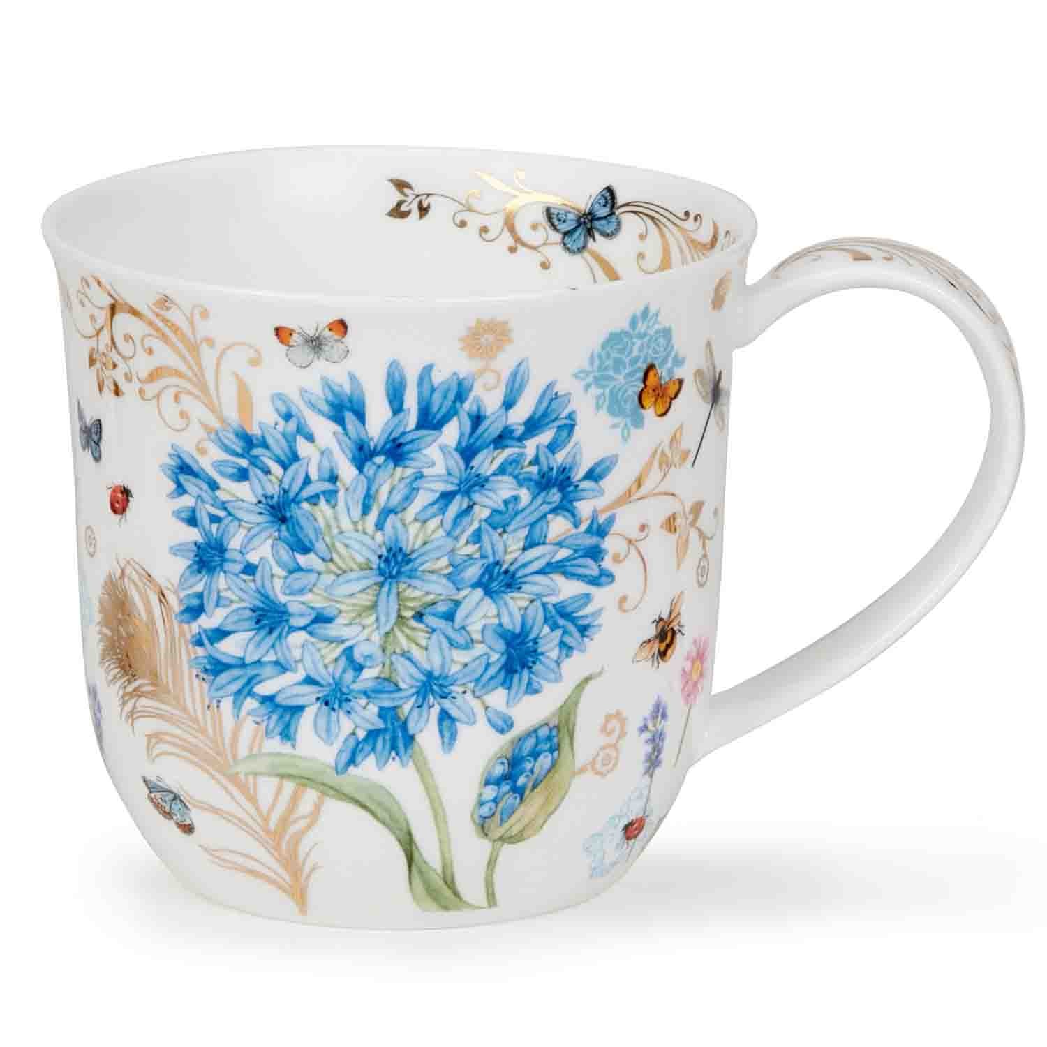 Weiße Tasse mit blauer Blume, Schmetterlingen und Golddekor, Teeschale, Kaffeebecher, Blumenmuster, Porzellan, Bügelfreies Muster