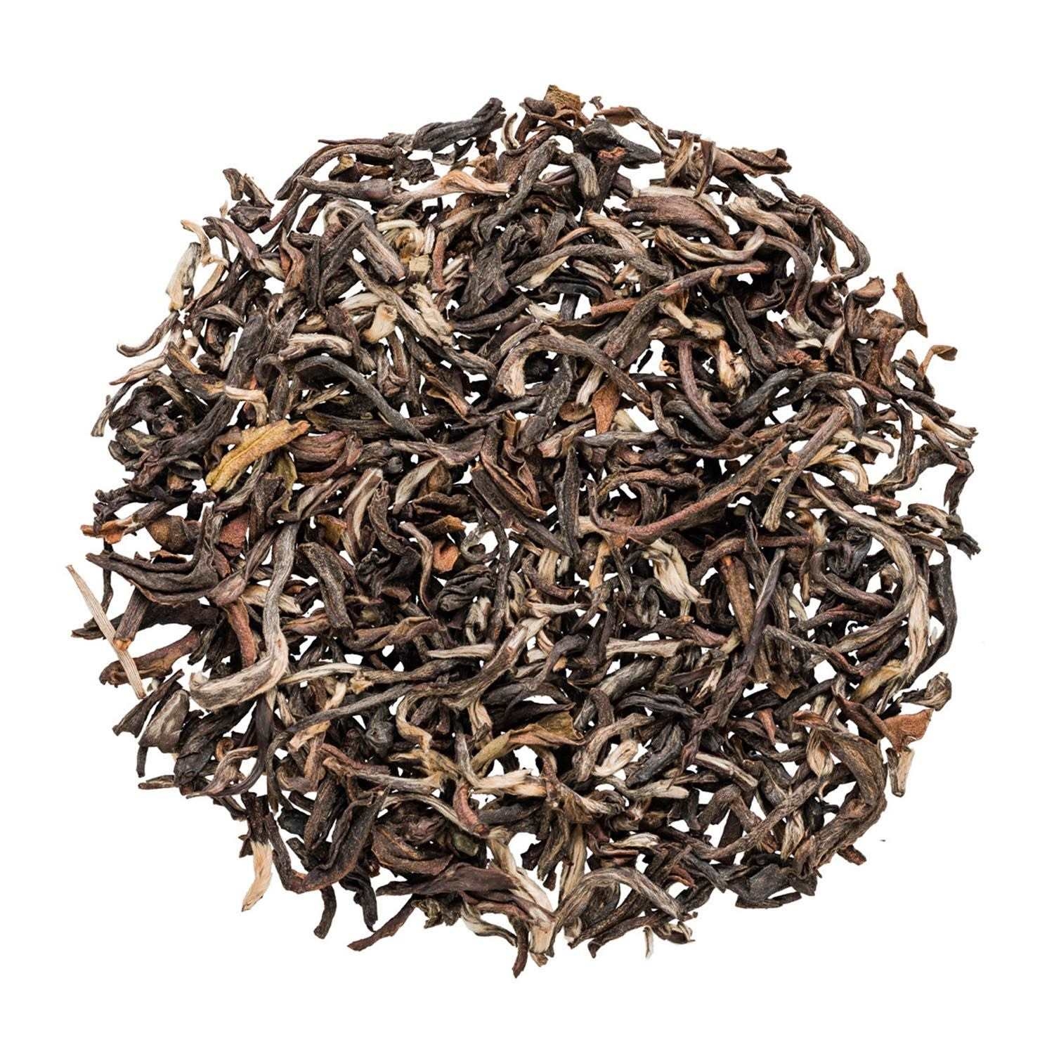 Nahaufnahme von losem Schwarztee in ganzen Blättern, Schwarzer Tee, Loose Leaf, Teeblätter, Dunkle Blätter, Rundbild