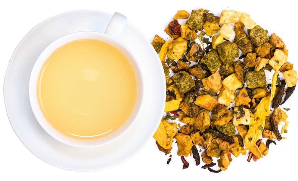 Weiße Tasse Früchtetee neben loser Teemischung, tee, tea, cup, brühe, kraeutertee