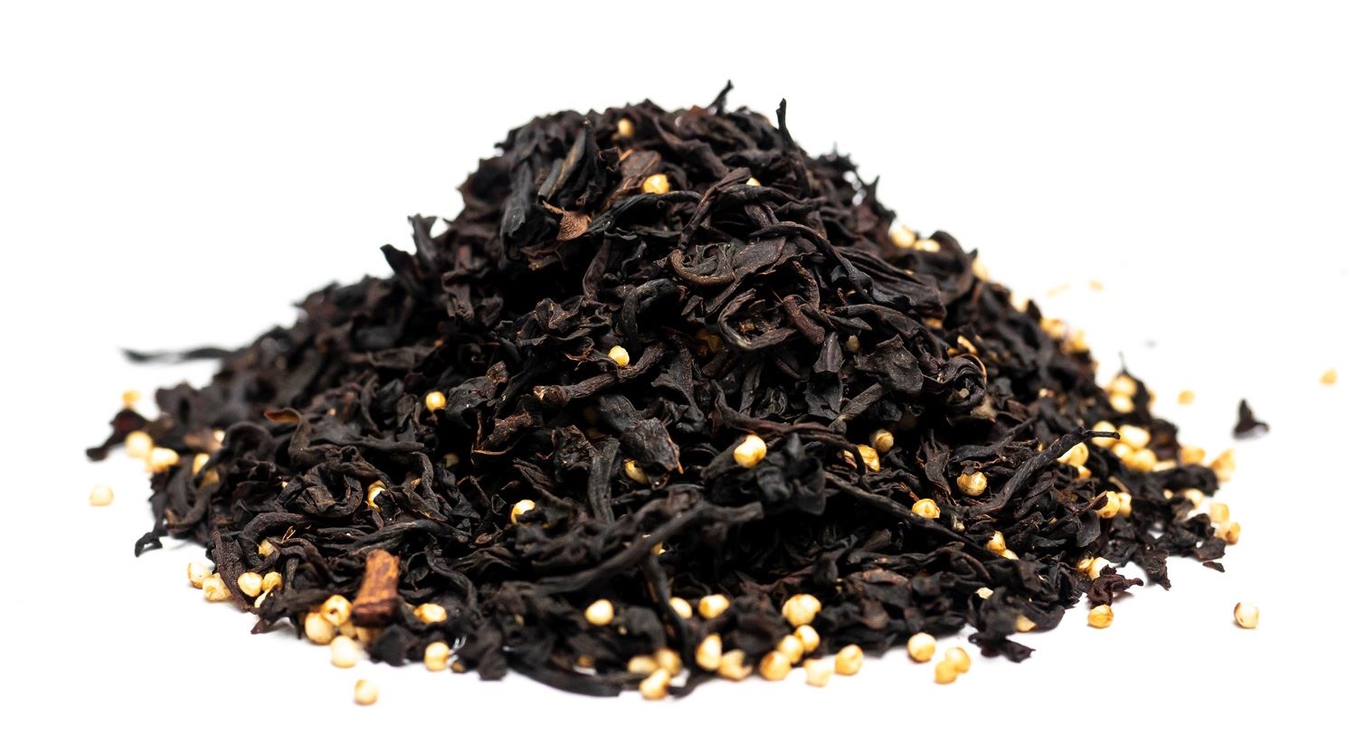 Nahaufnahme von losem schwarzem Tee mit goldenen Körnern, Schwarztee, loser Tee, getrocknete Blätter, Sesamartige Körner, Blätter mit Saatkörnern