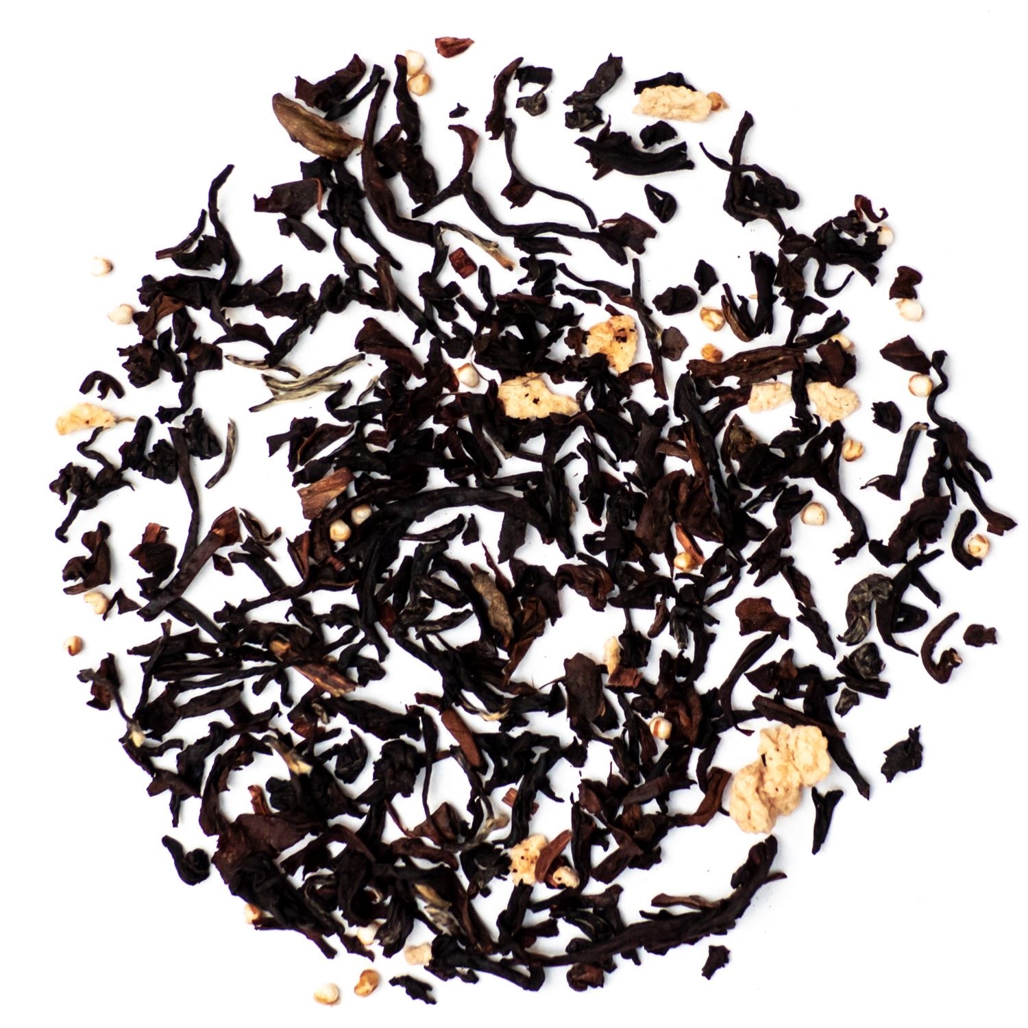 Nahaufnahme von losem Schwarztee mit Fruchtstücken, Schwarztee, getrocknete Blätter, Teemischung, Kirsche, Sesam?