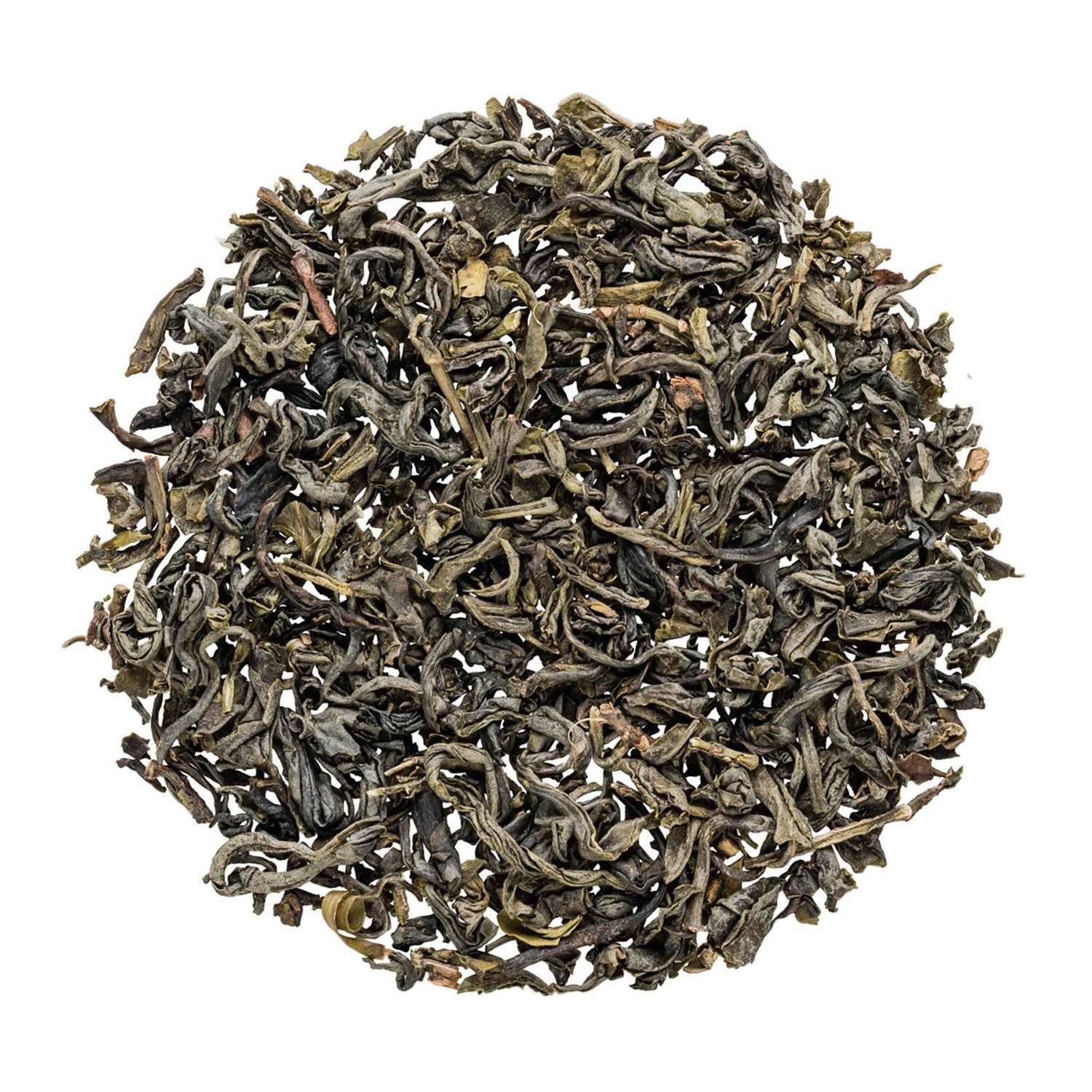 Runde Portion loser grüner Teeblätter, Oolong, Tee, loseblatt, schwarzgrün, Blätter