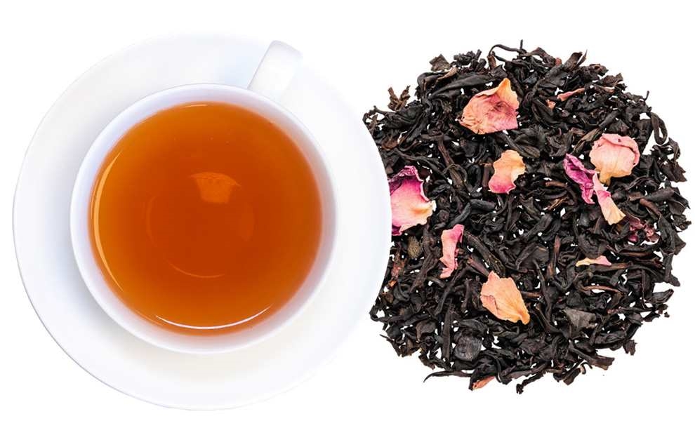 Tasse mit schwarzem Tee und losen Rosenblüten, Schwarztee, Tee, lose Blätter, Blütenstücke, Rosentee