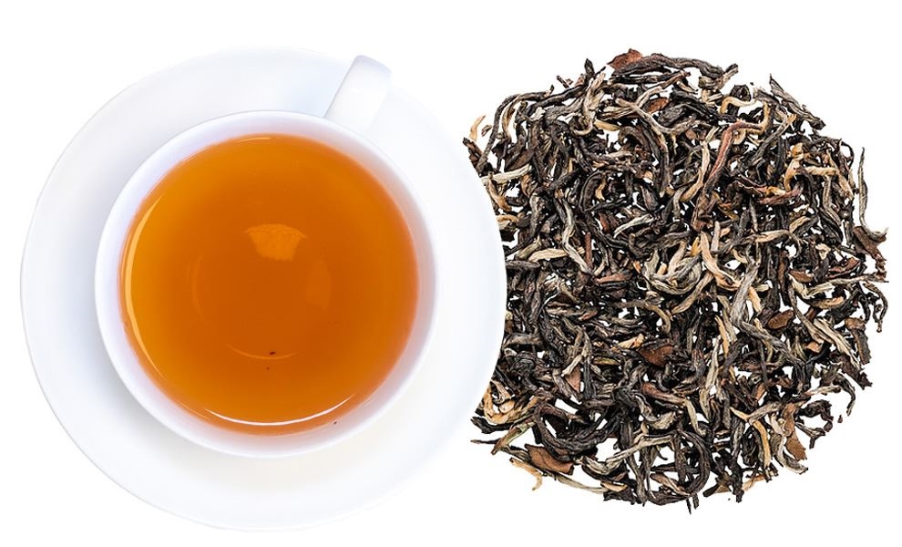 Weiße Tasse Schwarztee neben losen Teeblättern, Tee, Lose Blatttee, Schwarzer Tee, Brühfertig, Tasse