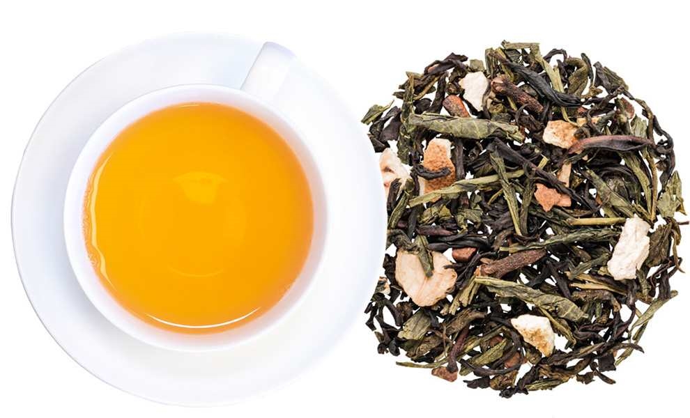 Weiße Teetasse mit losem Früchtetee daneben, tee, tee-aufguss, grüner tee, brühen, huangshan
