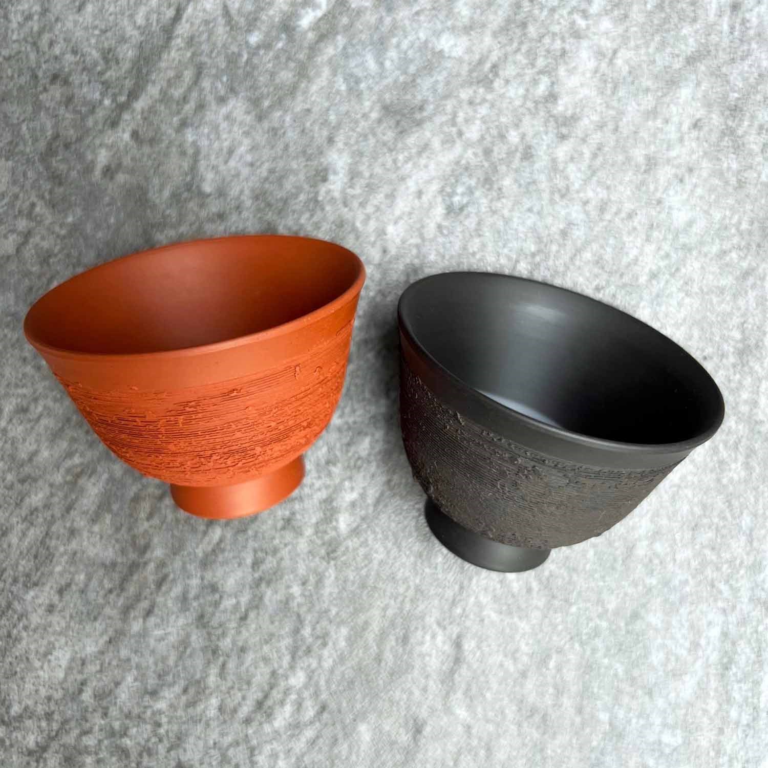 Set aus zwei Teeschalen aus Keramik in Schwarz und Terrakott, Teeschale, Teetasse, Tonware, Mattierte Oberfläche, Zweifarbig