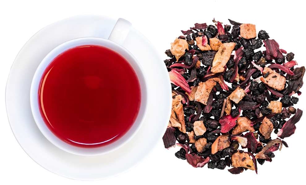 Weiße Tasse mit rotem Früchtetee und losem Tee, tee, tee-aufguss, hibiskus, rosentee, früchtetee