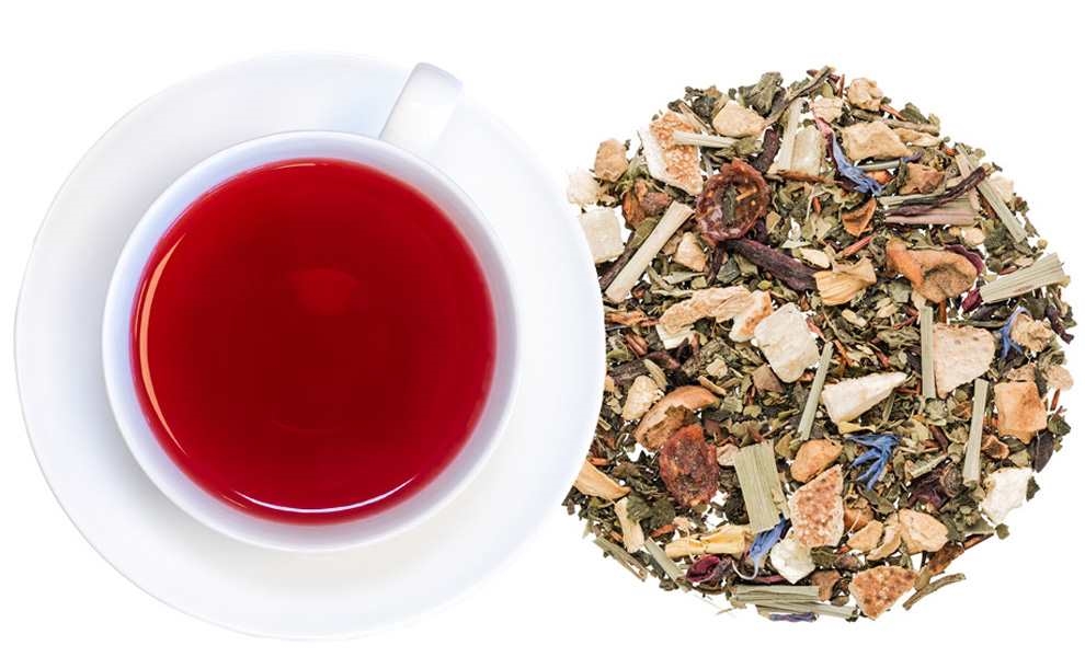 Rote Tasse Früchtetee mit loser Teemischung daneben, Kräutertee, Teekanne, Rohrzucker-free, lose Tee-Blätter, roter Tee