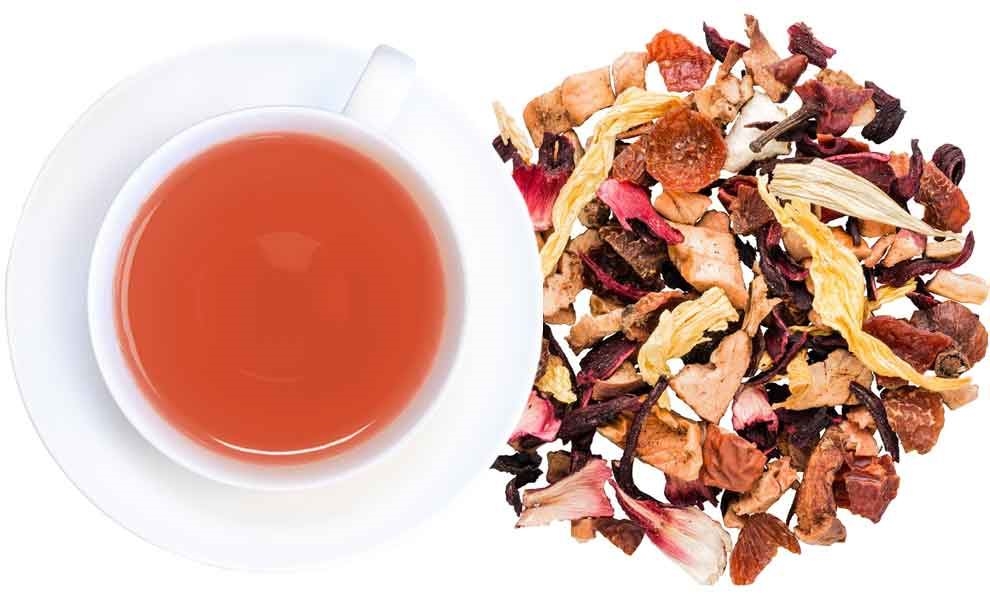 Weiße Tasse Früchtetee mit losem Tee daneben, tee, teegetränk, früchtetee, kräutertee, aufguss