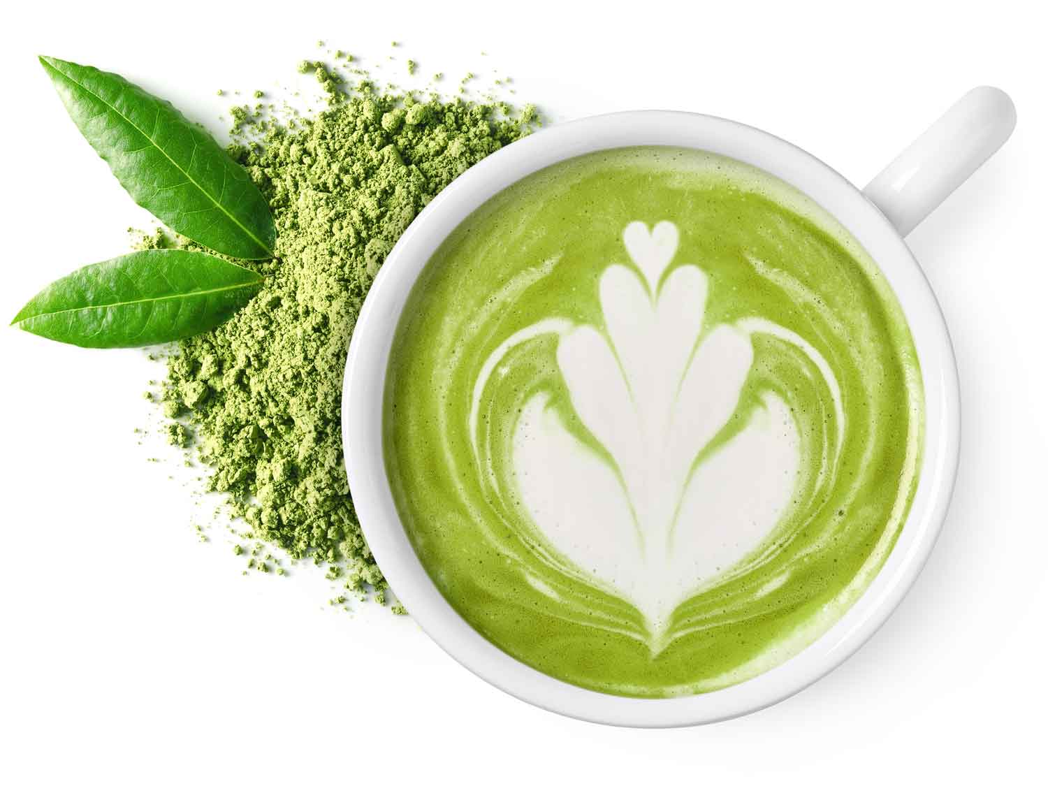 Matcha Latte mit weißem Milchschaum in Herzform und grünem M