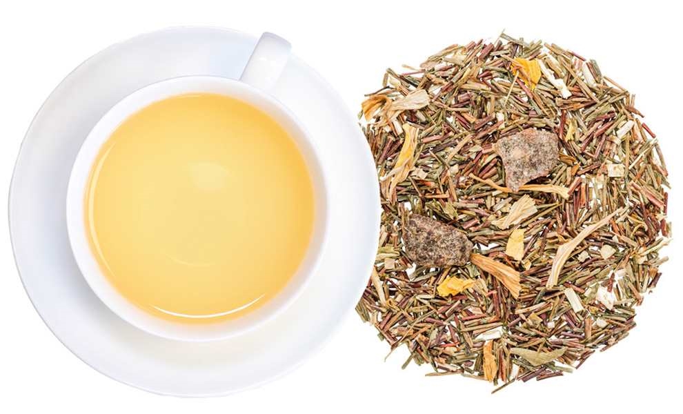 Weiße Tasse Kräutertee neben losem Tee, Rooibos Tee, Rooibos, Kräutertee, loser Tee, Infusion