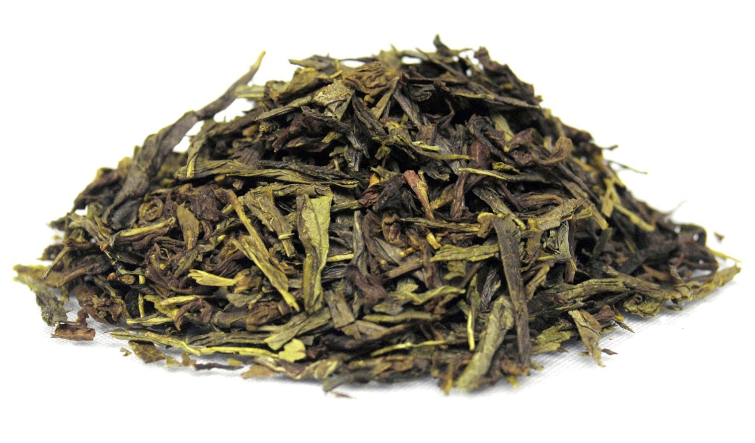 Haufen loser grüner Tee Sencha auf Weiß, Tee, Lose Blätter, Grünbraun, Kräuter, Blätter