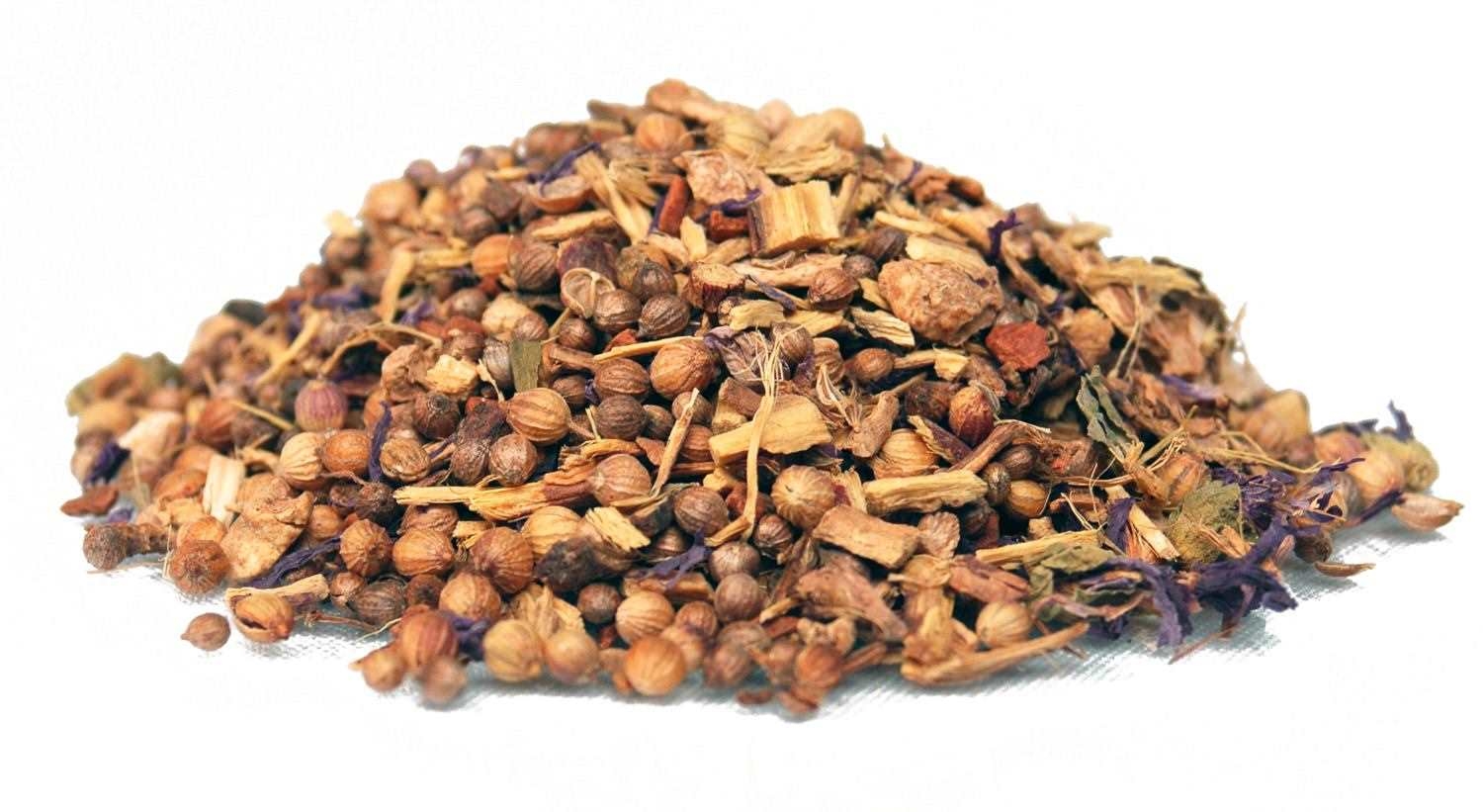 Haufen loser Kräutertee mit Koriandersamen, krauttee, teegewürz, teesamen, pflanzenmaterial, krautmischung