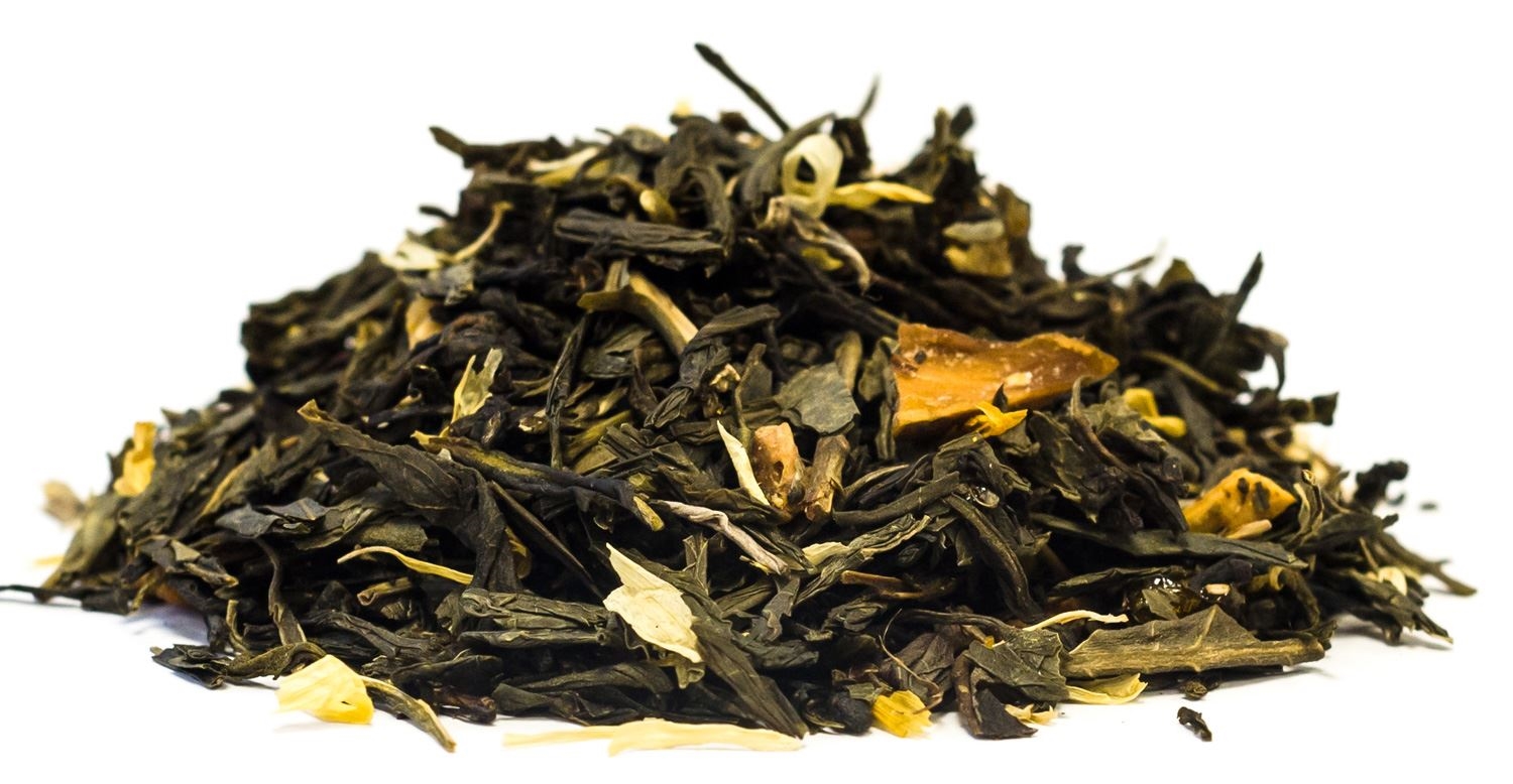 Haufen loser Grüntee mit Frucht- und Blütenstücken, Oolong Teeblätter, Teemischung, geschwärzte Blätter, Zitrusnoten, getrocknete Blüten