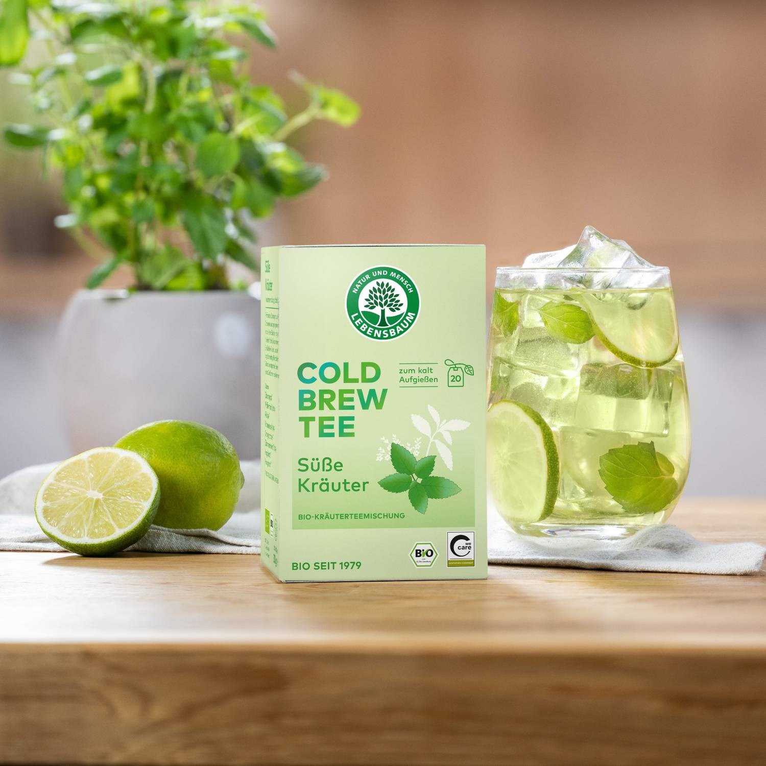 Cold Brew Tee, Kräutertee, Bio Tee, Zitruslimette, Glas mit Eis, Kalttee, Kräutertee, Bio, Zitrus, Erfrischungsgetränk