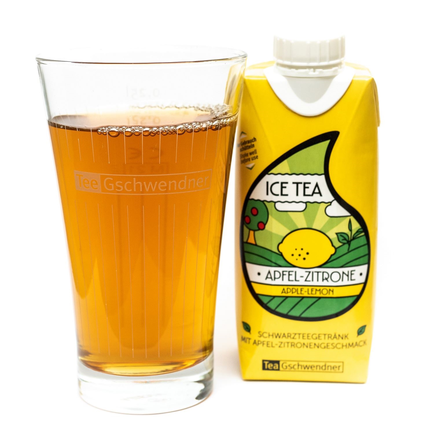 Glas mit Tee Gschwendner Eistee Apfel-Zitrone, Eistee, Apfel-Zitrone, Kartonpackung, Glas, Textured glass