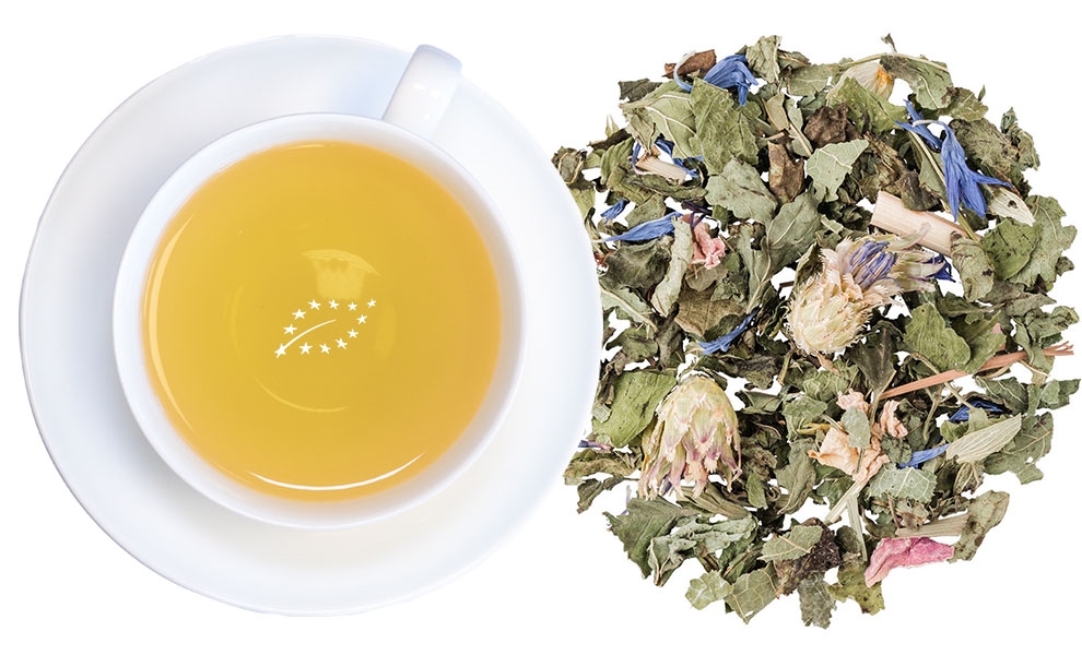 Tasse heißer Kräutertee neben loser Kräutertee­mischung, Kräutertee, Teeblätter, Beuteltee, Kannen-Set, Korb mit Kräutern