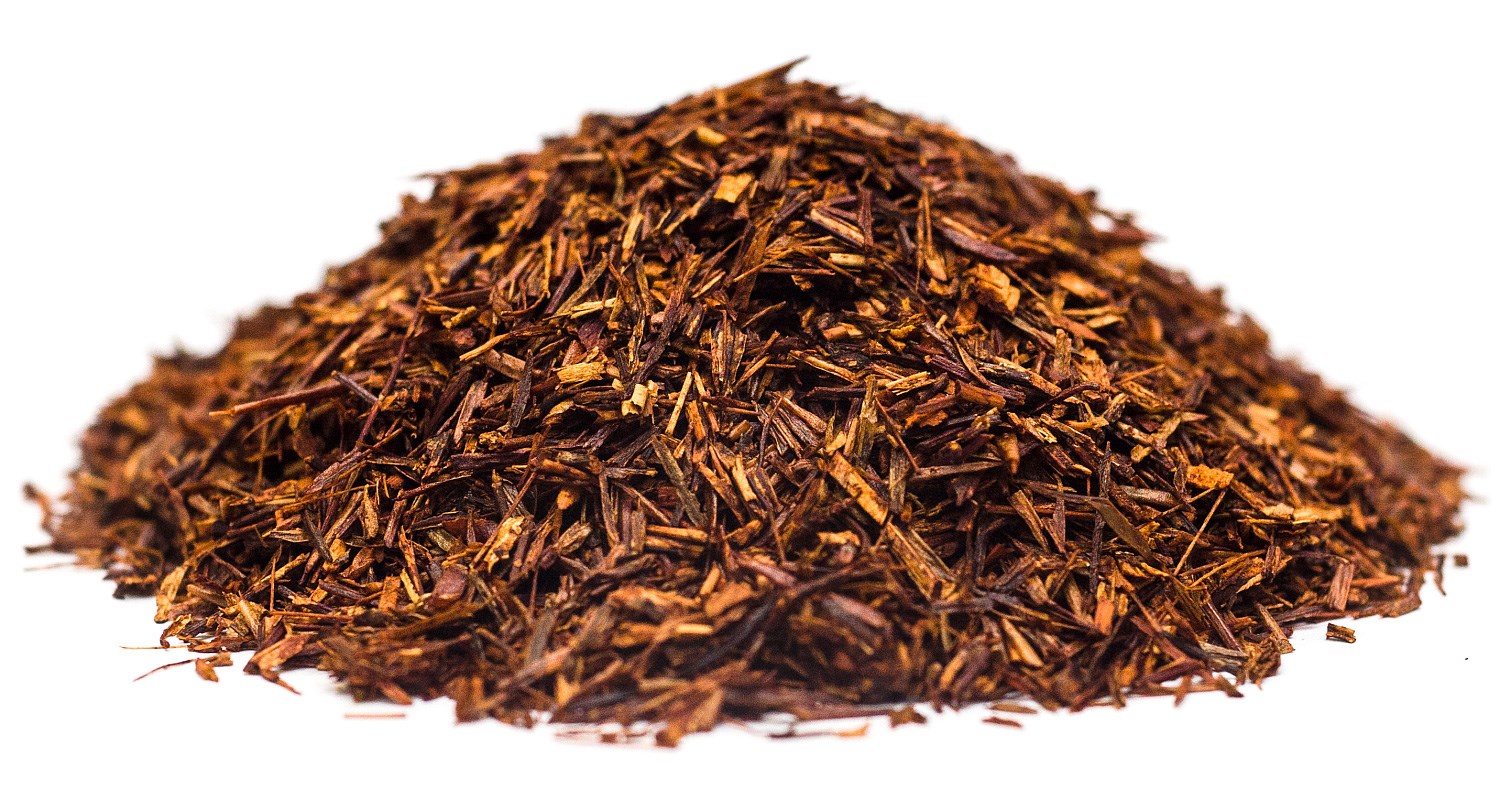 Haufen loser Rooibostee auf weißem Hintergrund, Tee, Lose Blätter, Rohrooibos, Roter Tee, Kräutertee