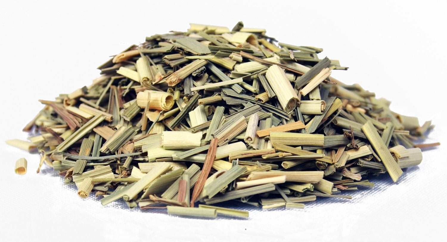 Haufen aus geschnittenem getrocknetem Zitronengras, Rundholzspäne, Holzspäne, Holzstücke, Grünholz, Schnittgut