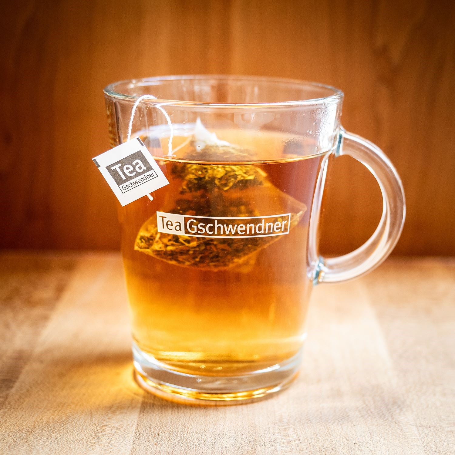 Heißer Tee Gschwendner im Glasbecher mit Teebeutel, Teekanne, Glas, Klarer Tee, Teebeutel, Gschwendner
