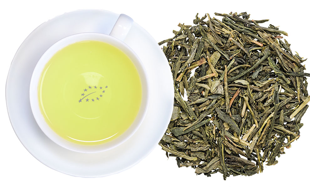 Hellgelber grüner Tee in weißer Tasse neben einem Haufen loser Grünteeblätter, grünertee, tee, blätter, aufnahme, kaffee? hmm, grüner tee, teeblätter, öl/tee, tasse tee, flache schale, grüner tee, tee blätter, tasse tee, olivgrün, eu-qualität