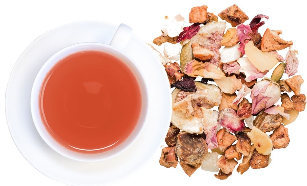 Weiße Tasse mit rotem Früchtetee und loser Teemischung, tee, teegetränk, blütentee, teesemmel, tee-mischung