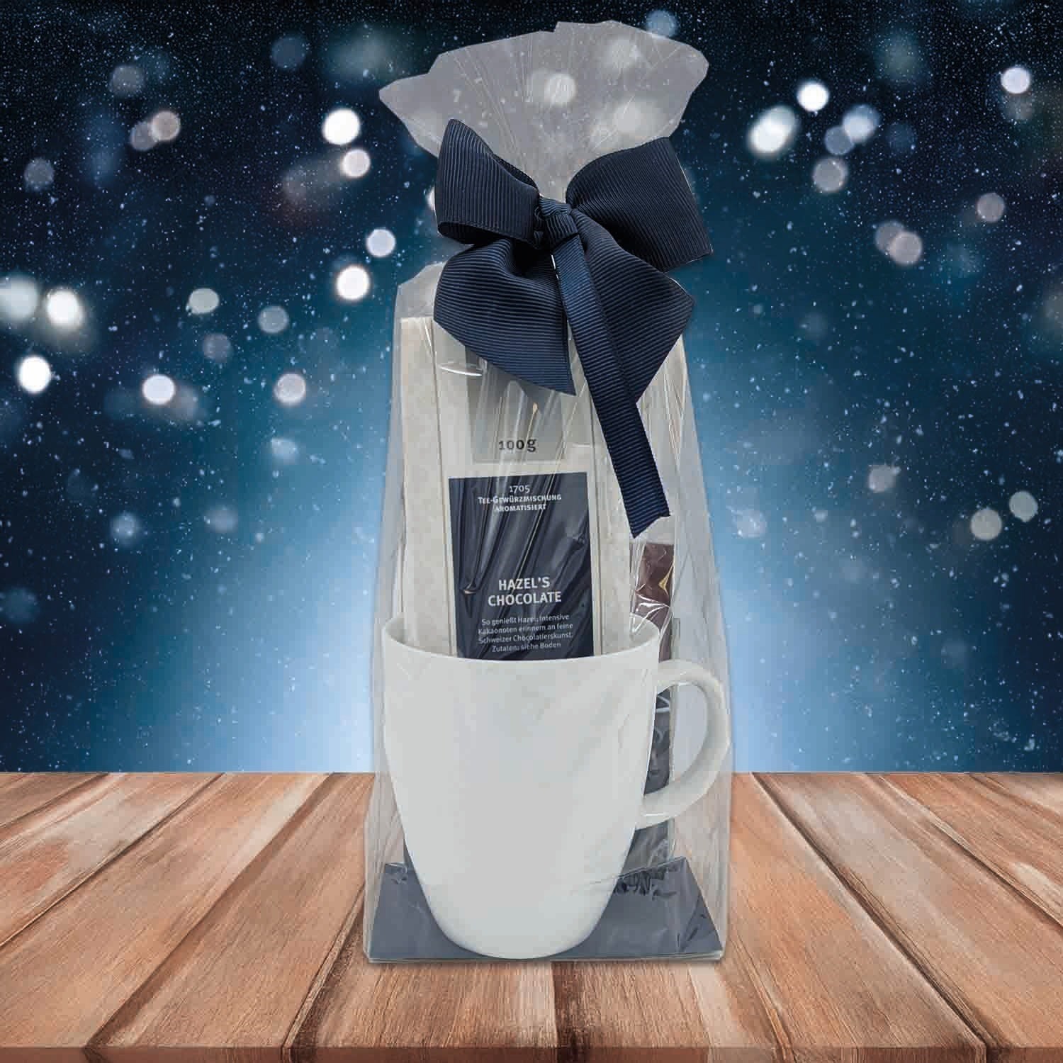 Weißer Becher mit Tee und Schokolade in Geschenkverpackung m
