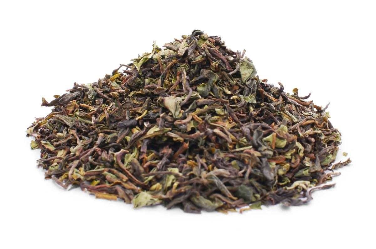 Haufen loser Darjeeling Schwarztee, Tee, getrocknete Blätter, Kräutertee, Blättermischung, grüner Tee