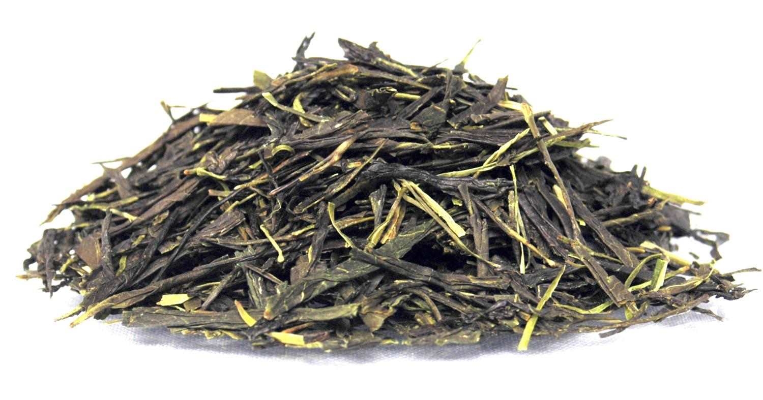 Loser japanischer grüner Tee Sencha auf weißem Untergrund, Tee/Blätter, Tee, Lose Blatt, Grüner Tee, Zerfetzte Blätter