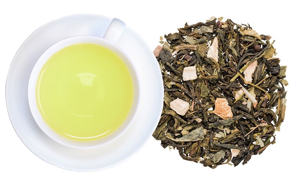 Tasse grüner Tee mit losem Blatttee daneben, grünertee, tee-blatt, oschtertee, flüssig-lava, tafel-tee