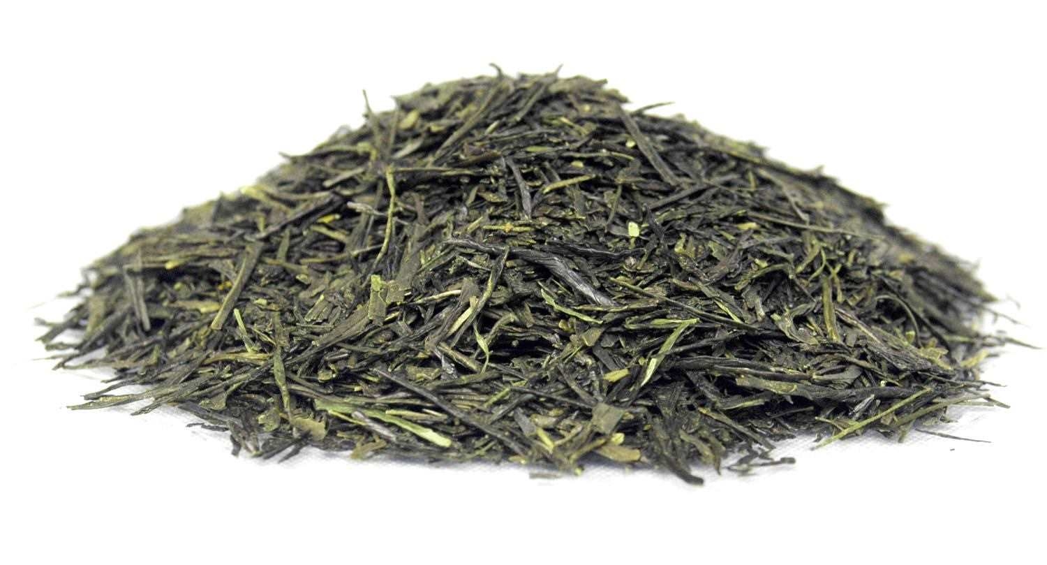Haufen loser japanischer Sencha Grüntee, Grüner Tee, Zerhackter Tee, Teeblätter, Grünes Teegranulat, Grobe Teeblätter