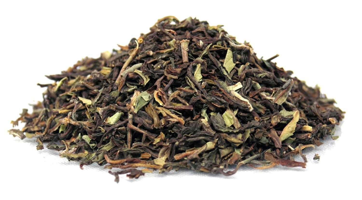 Haufen loser schwarzer Tee als Blatttee, tee, tee-blätter, trockenblätter, grüner-cha, rauch-tea