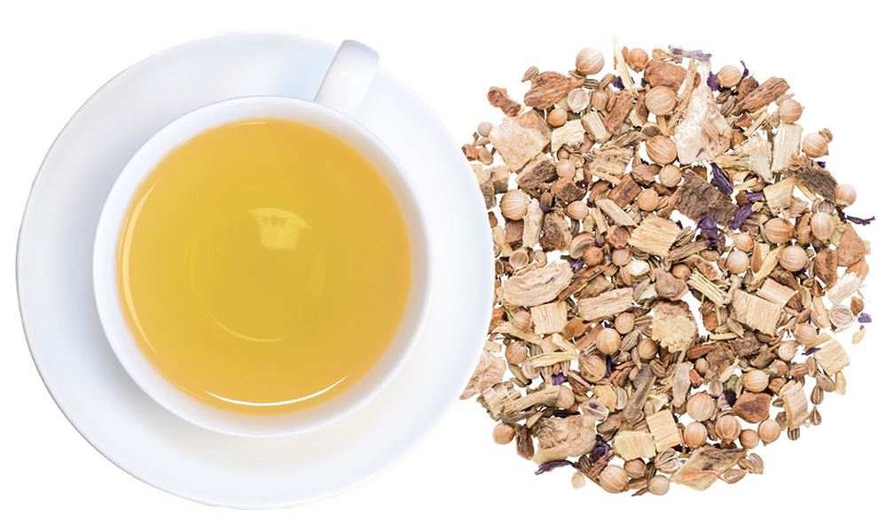 Weiße Tasse Kräutertee neben loser Teemischung, tee, Kräutertee, Lose-Tee, Tasse, Teemischung