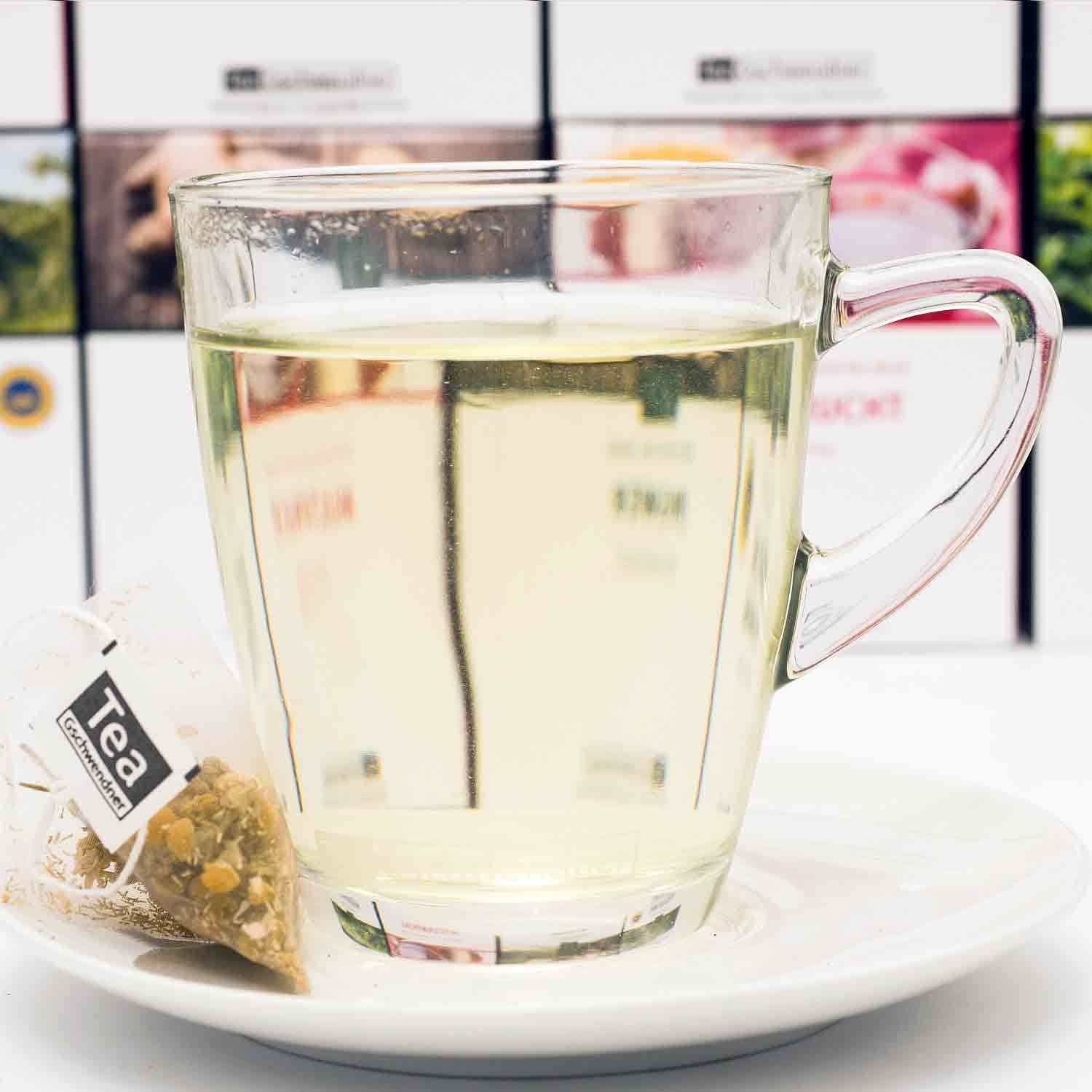 Transparente Tasse mit heißem Kräutertee und Teebeutel, Teekanne, Glas, Karaffe, Früchtetee, Zuckertee