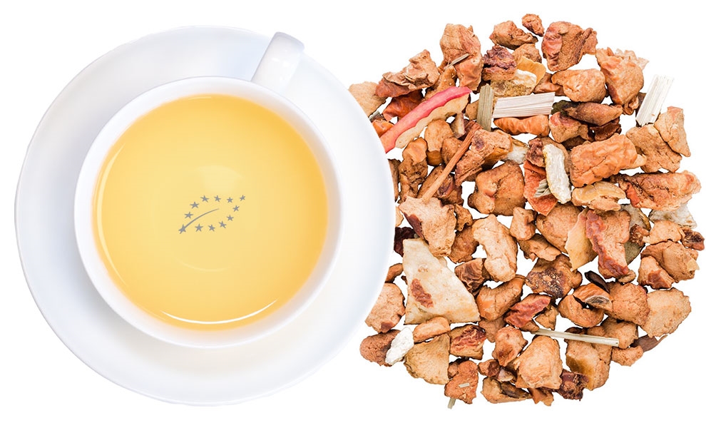 Weiße Tasse Früchtetee neben losen Trockenfrüchten, tee, tasse, honig, kräuter, kristalle