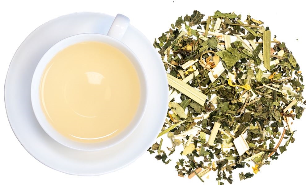 Weiße Tasse Kräutertee neben loser Kräuterteemischung, tee, tee-aufguss, tee-blätter, heißgetränk, tasse