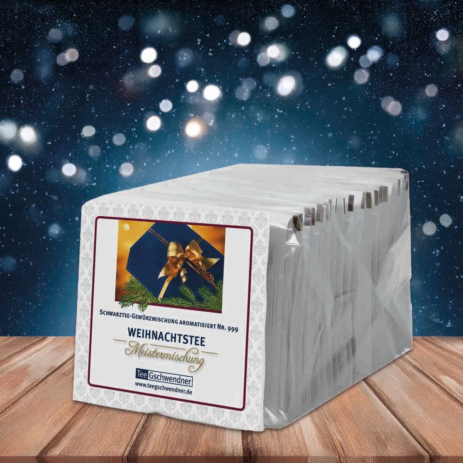 Verpackung der aromatisierten Weihnachtstee Meistermischung von Tee Gschwendner auf einem Holztisch vor einem festlichen Hintergrund, Weihnachtstee, Teemischung, Gewürzte Teemischung, Klebpaket, Weihnachtsgeschenk