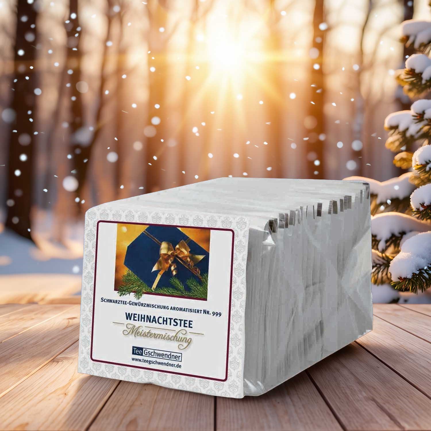 Verpackung der aromatisierten Weihnachtstee Meistermischung von Tee Gschwendner auf einem Holztisch vor einem festlichen Hintergrund, Weihnachtstee, Teemischung, Gewürzte Teemischung, Klebpaket, Weihnachtsgeschenk
