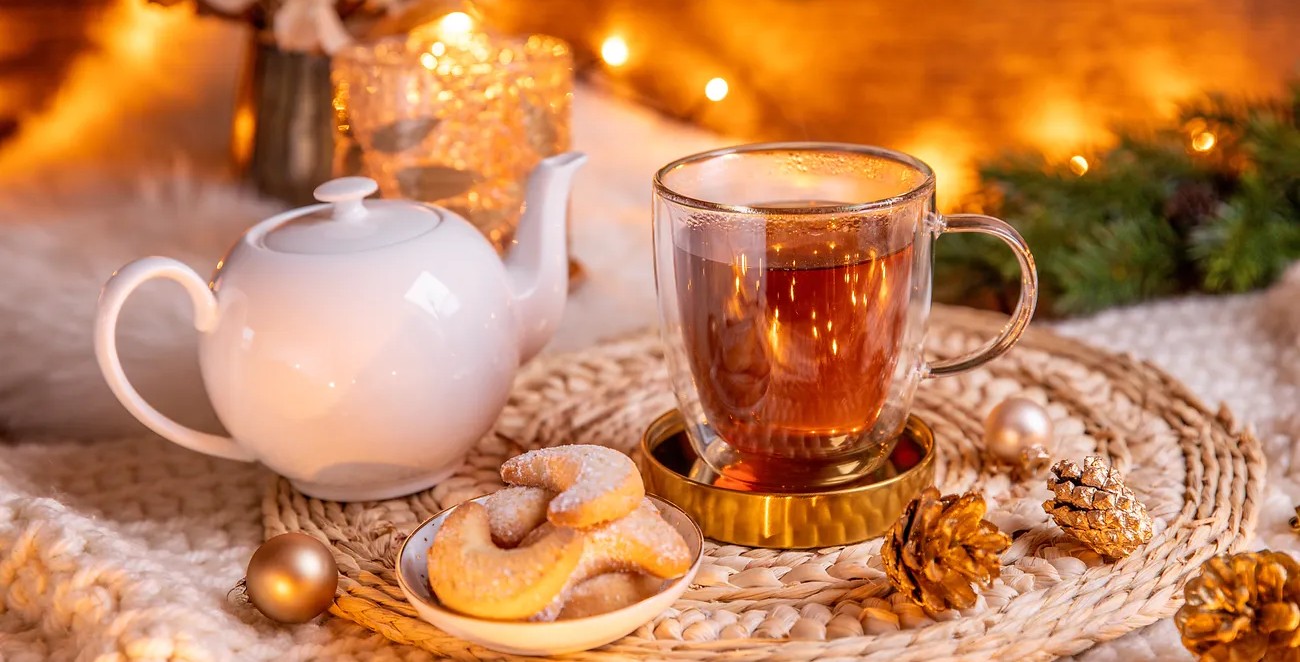 Porzellanteekanne, Glas-Teetasse, doppelwandiges Glas, weiße Keramik, goldener Untersetzer